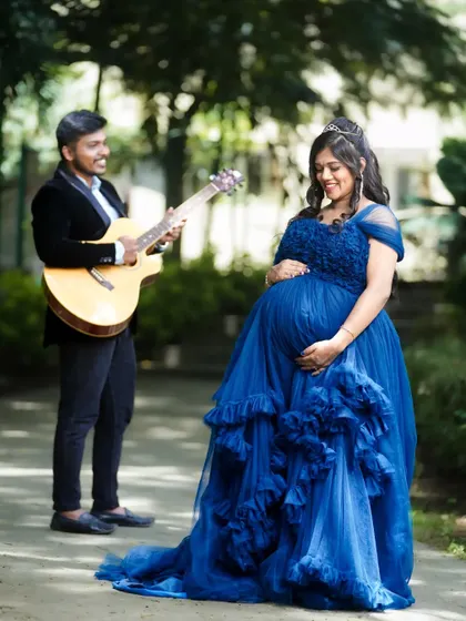 A romantic maternity couple shoot. The father-to-be playing the guitar for his partner creates a sweet and personal story.