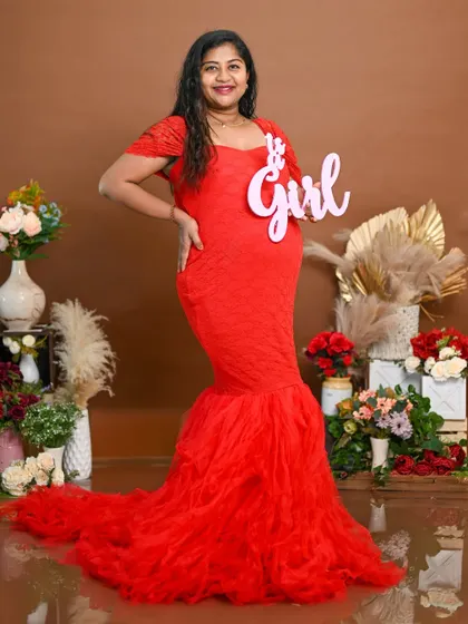 It's a girl. This portrait is all about the joy of the announcement, with the mom-to-be proudly holding the sign.