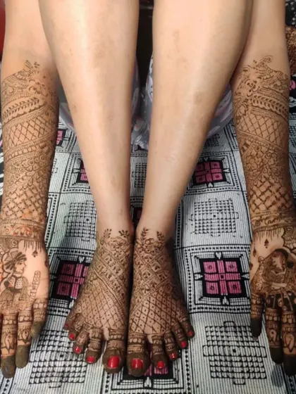 Another angle showing the coordinated designs for the hands and feet, ensuring the bride looks perfect from every angle.