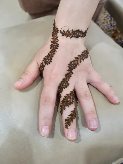 A simple and elegant vine pattern for a client who wanted a minimal look. It delicately wraps around the finger and hand.