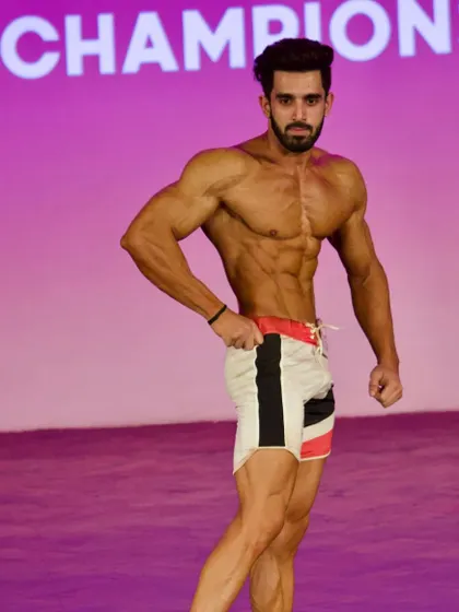 Side pose at the Musclemania championships.
