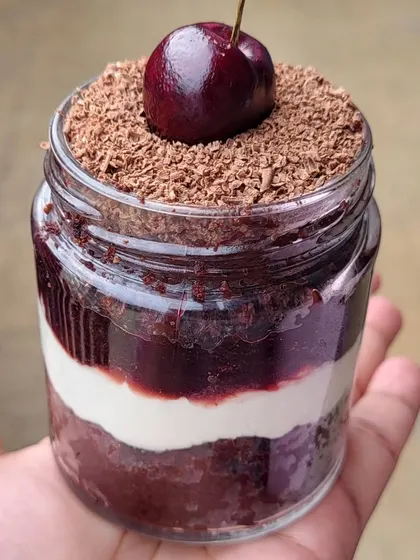 My egg-free Black Forest cake jar, made for our Rakshabandhan specials. It has layers of chocolate cake, cream, and cherry compote, all in a convenient single-serve jar.