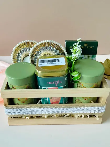 This pinewood crate hamper is a great eco-friendly choice. It includes premium nuts, aromatic tea, and two beautiful t-light holders for a complete festive set.