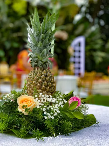 A duplicate image of the tropical and elegant centerpiece.
