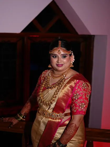 A beautiful portrait of my bride Aishwarya for her Brahmin wedding. The dewy makeup look with soft golden eyes and a pink lip complements her gold and pink Kanchipuram saree perfectly.
