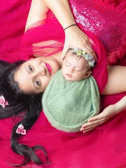 A mother and her newborn, a portrait of pure love. I love creating artistic and creative shots like this one, which feel like a beautiful piece of art celebrating the bond between a maiya and her baby.