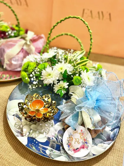 We love adding personal touches that make a gift truly special. This wedding favour combines our Malabar print tray with a custom initial tag, fresh flowers, and treats, creating a thoughtful and elegant gift for guests.