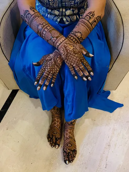 I offer complete bridal packages that include beautiful, detailed mehendi for both hands and feet. This design shows a cohesive look, with patterns flowing from the hands all the way to the toes.