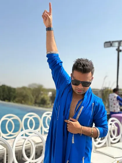 Pointing to the sky, because the energy is the only way to go: up! Getting hyped for another fantastic Haldi event under the sun.
