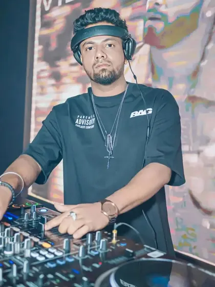 A portrait from my set at Boche Club. I bring a professional and energetic presence to every venue I play at.