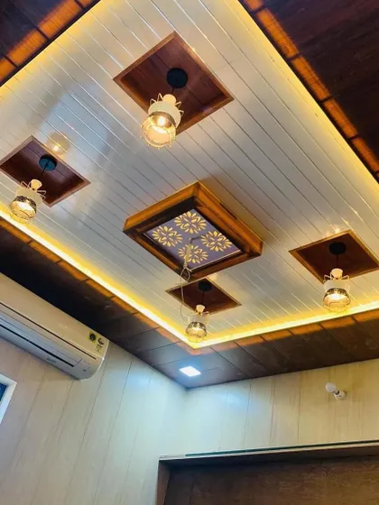 Wooden frame ke saath yeh design ek classic look deta hai. Ismein humne decorative hanging lights lagayi hain jo design ko complement kar rahi hain.
