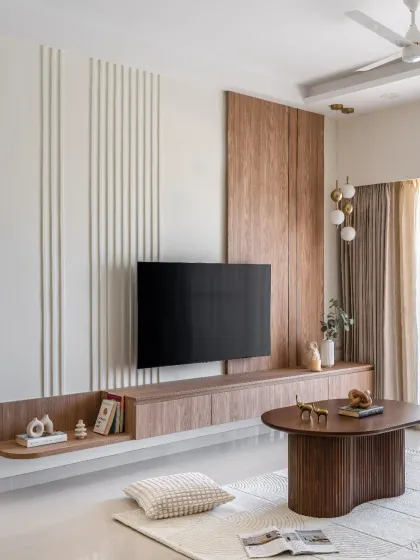 This floating TV unit combines clean lines with the warmth of wood, set against a wall with vertical paneling. The design creates a welcoming atmosphere that is anything but old-fashioned.