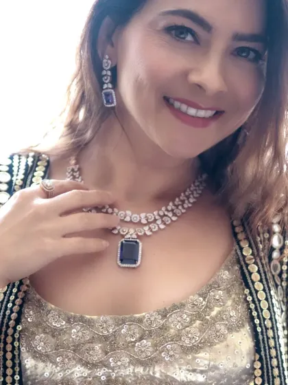 A bright and smiling portrait of an actress. The high-key lighting and her warm expression give this photo a friendly and approachable feel.