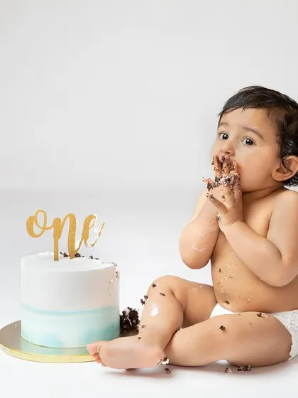 Nothing says "first birthday" quite like a cake smash. I focus on creating a clean, simple setup so your baby's messy, joyful expressions are the true centerpiece.
