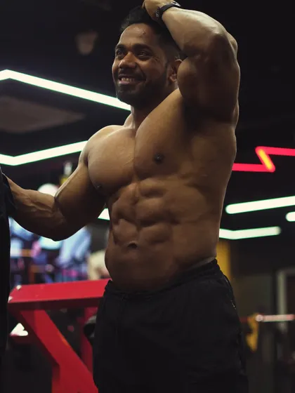 A candid shot showing a shredded midsection.