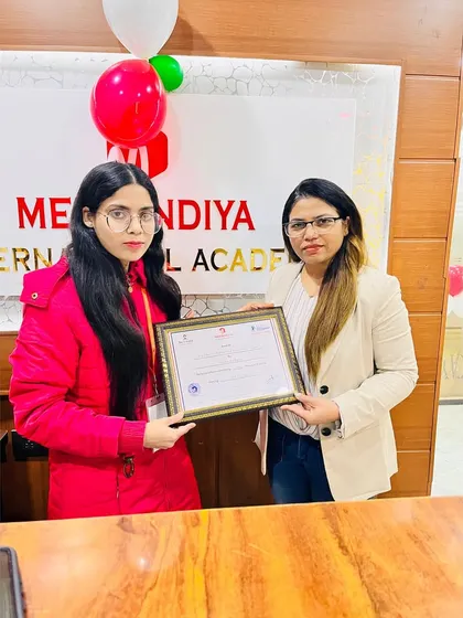 A festive certification day. This graduate is ready to start her professional journey with confidence.