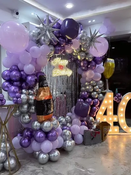 40th birthday jaisa special occasion ho ya koi aur badi party, main is tarah ka grand balloon decoration karta hoon. Isme light-up marquee numbers, theme-based foil balloons, aur neon sign sab include hai.