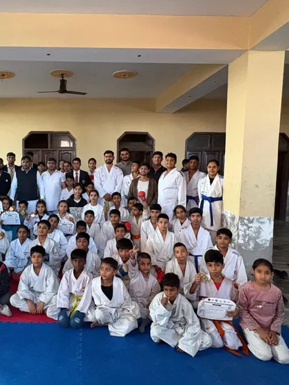 The entire group of winners and participants after a successful day at the championship.