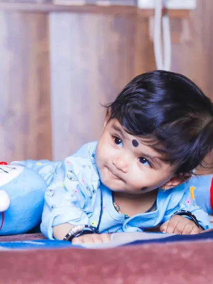A playful moment during an at-home baby photoshoot. I focus on capturing your baby's developing personality, from curious glances to happy smiles.
