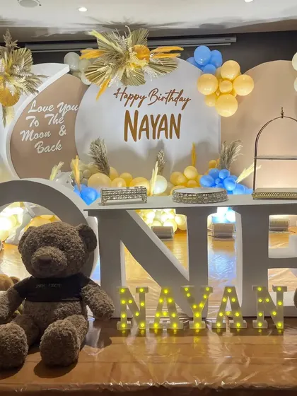 A close-up of the teddy bear theme, showing the personalized "ONE" table and marquee letters.
