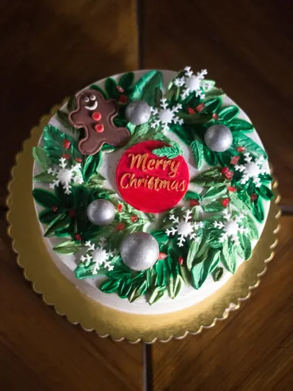 Wishing everyone a Merry Christmas with this special cake. I used a palette knife painting technique with buttercream to create this festive wreath design on a cinnamon and vanilla cake. A little inspiration for your own decorating!