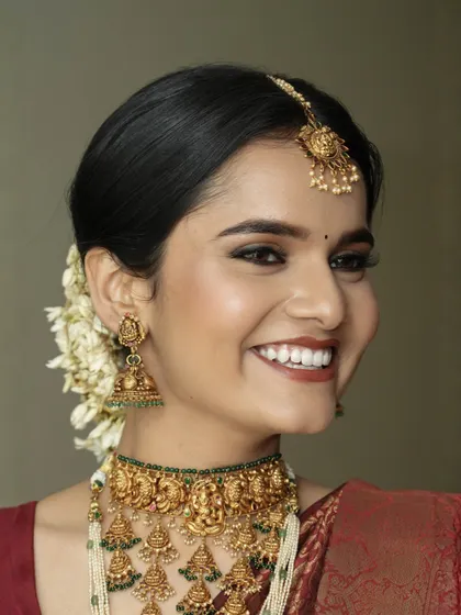 A happy and radiant bride. This South Indian glam look shines from every angle, perfect for weddings and festivities.