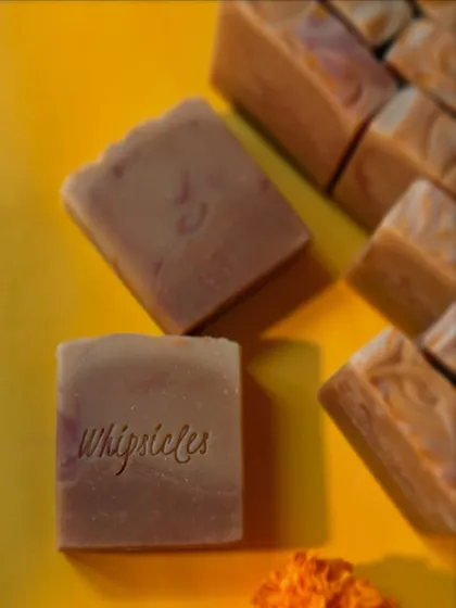 The Zaffran Utsav bar has a warm, luxurious fragrance of Saffron, Oudh, and traditional Ubtan. It also contains a hint of gentle scrub for post-ritual softness.