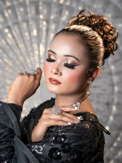 A close-up of the high-fashion look, focusing on the glossy lips and the perfectly executed winged liner.