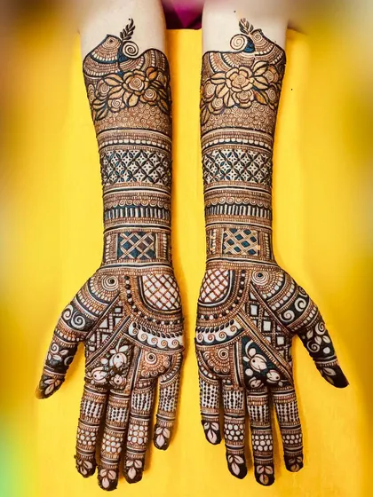 This bridal design is filled with beautiful floral elements and checkered patterns. The balance between dense work and fine lines gives it a classic and elegant feel.