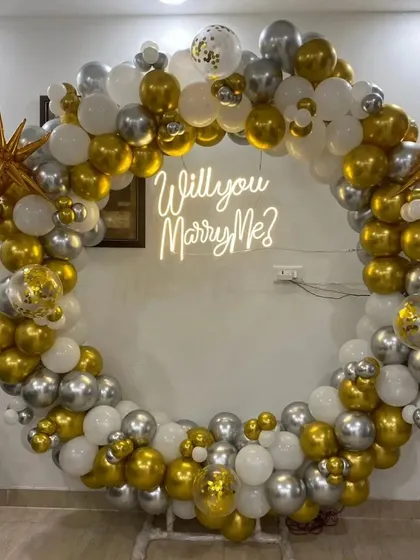 Another view of the proposal ring backdrop, highlighting the mix of different balloon sizes and textures.