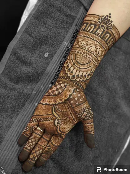 A lovely design for the back of the hand, featuring a hanging chandelier or 'passa' style motif. The details are fine and elegant.