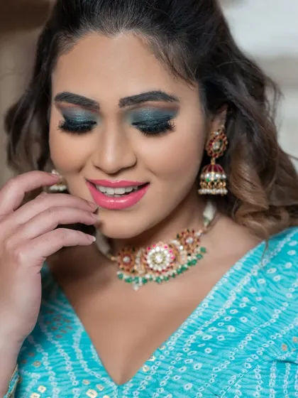 A delicate Navratan choker paired with beautiful red and green jhumkas. This is a great choice for a smaller function or for a bridesmaid.