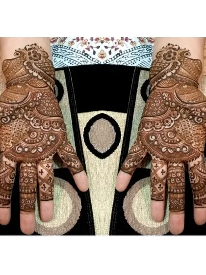 A variation of a classic mandala design, with delicate details spreading across the palm.
