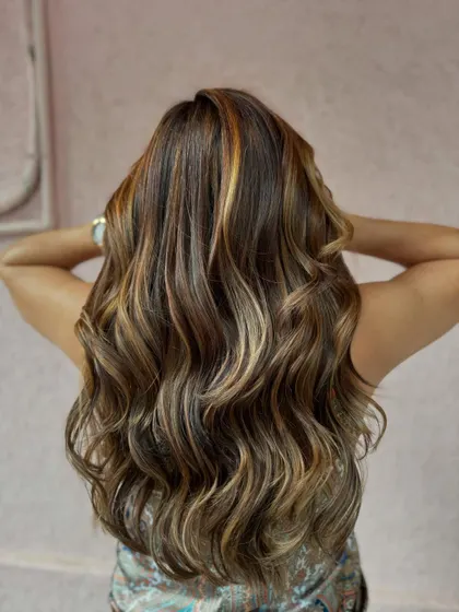 The result of a careful color correction. We blended multiple brunette tones for a seamless, natural-looking finish. (No filter)