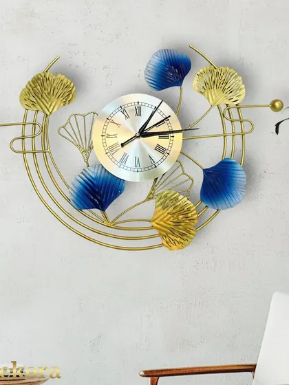 This artistic wall clock is adorned with blue and gold ginkgo leaves, creating a beautiful contrast. The design is perfect for adding a pop of color and elegance.