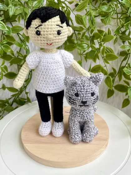 A boy and his best friend! This custom order was for a replica doll of a little boy and his pet cat, complete with a wooden base for display. It’s a wonderful way to celebrate the bond between a child and their pet.