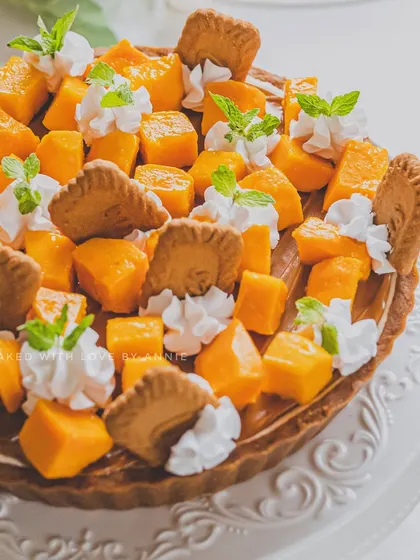 The mango season is precious and short. Here's a final look at my Lotus Biscoff Mango Cheesecake, a classic pairing that my clients love year after year. A perfect way to say goodbye to the season.