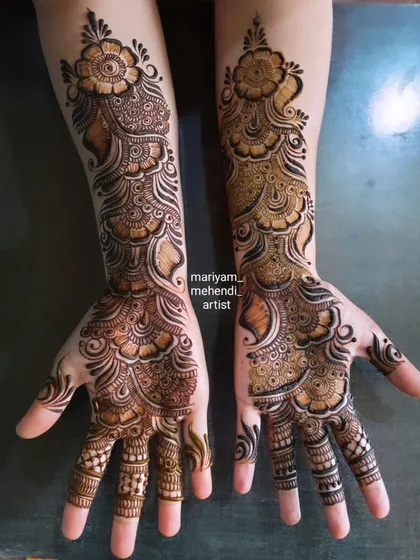 A simple yet elegant Arabic mehendi design, perfect for guests.