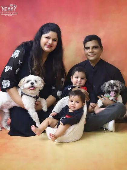 And it's a house full of love! This family portrait with adorable twins and their furry siblings is just bursting with happiness. I welcome pets in my sessions because they are family too. 🤗