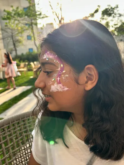 A dreamy, sparkly cloud design for this young guest. The side-profile shot shows how the art can beautifully complement their features.
