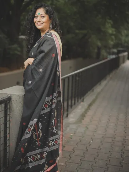 For me, a saree is more than just an outfit; it's a feeling of elegance and rootedness. This is a look that truly represents my personal style, captured during a wonderful collaboration with fellow women entrepreneurs.