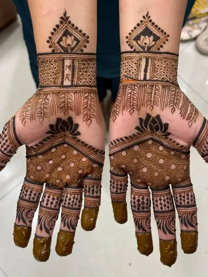 Another shot of this beautiful engagement mehendi with lotus motifs and the couple's initials.