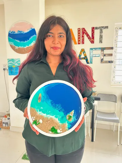 A duplicate image of the participant with her tropical island resin art.
