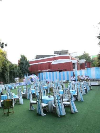 An enchanting outdoor setup for an underwater or mermaid-themed party. The blue and white color scheme, along with the table arrangements, transforms the lawn into a magical seascape.