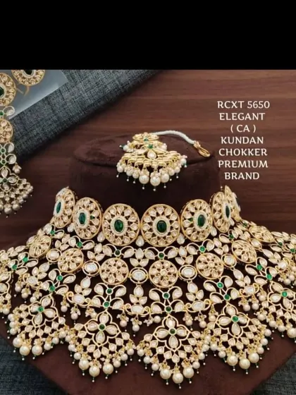 A closer look at a premium Kundan choker set, available to rent. The design features circular motifs surrounded by floral patterns, giving it a very grand and intricate feel.