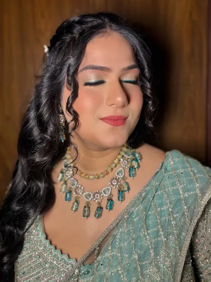 A close-up of the eye makeup.