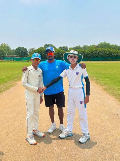 Match day. The coach with the two captains at the toss. A moment of guidance and support before the battle begins.