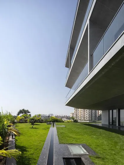 The 7-meter cantilever of Villa Vue creates a dramatic covered space for the garden and outdoor lounge area below. This engineering feat allows the landscape to flow underneath the building, maximizing green space on the site.