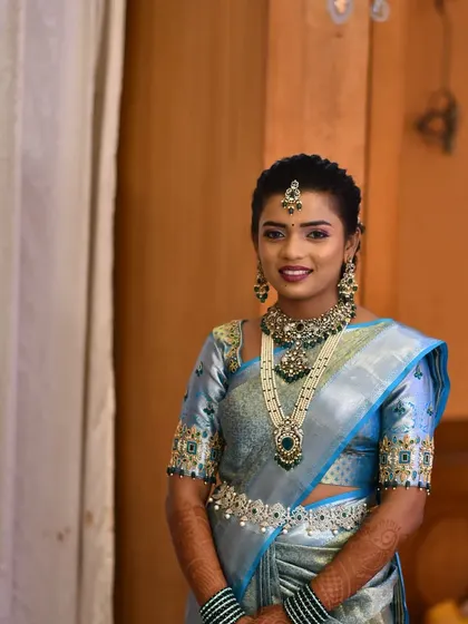 A full view of her engagement attire. The jewellery adds a touch of sophistication and completes her look perfectly.
