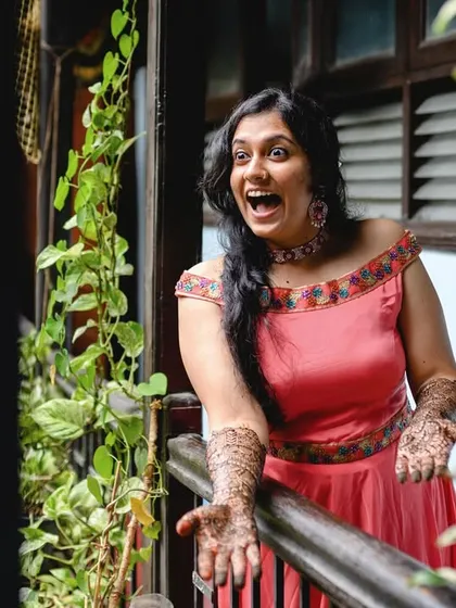 A wonderfully expressive and fun shot of Poorva during her mehendi photoshoot. Her personality really shines through here.
